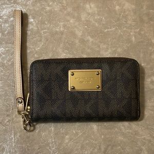 ⭐️100% Authentic Michael Kors Wallet/Wristlet⭐️